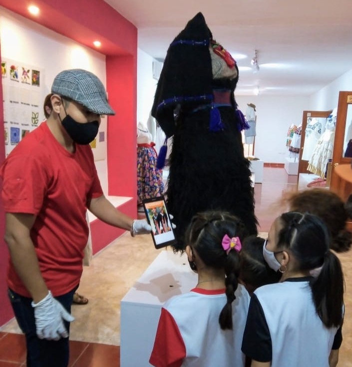 Sembrar el conocimiento y fomentar los valores sobre nuestras tradiciones ayudara a que los niños crezcan comprendiendo su pasado y viviendo un presente que les ayude a consolidar su identidad, con orgullo, respeto y amor, creando vínculos emocionales y afectivos que perdurarán para toda la vida.